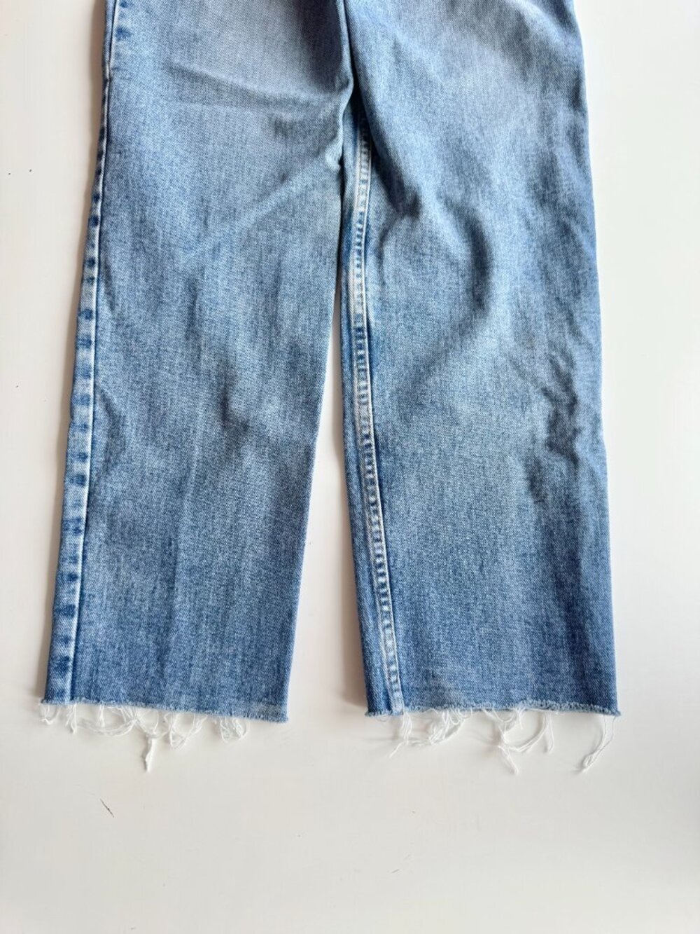 Vintage GUESS Light Rinse Mid Rise Tapered Slim Straight Leg Mom Jeans, Size 26 - Picture 9 of 13